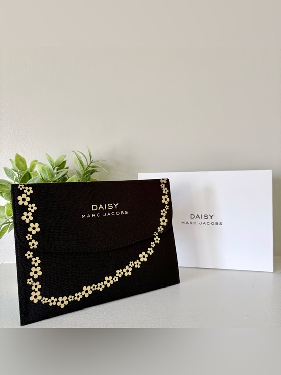 Marc Jacobs Handbags - MARC JACOBS Daisy Black Cosmetic Pouch with Gold Daisy Print NIB